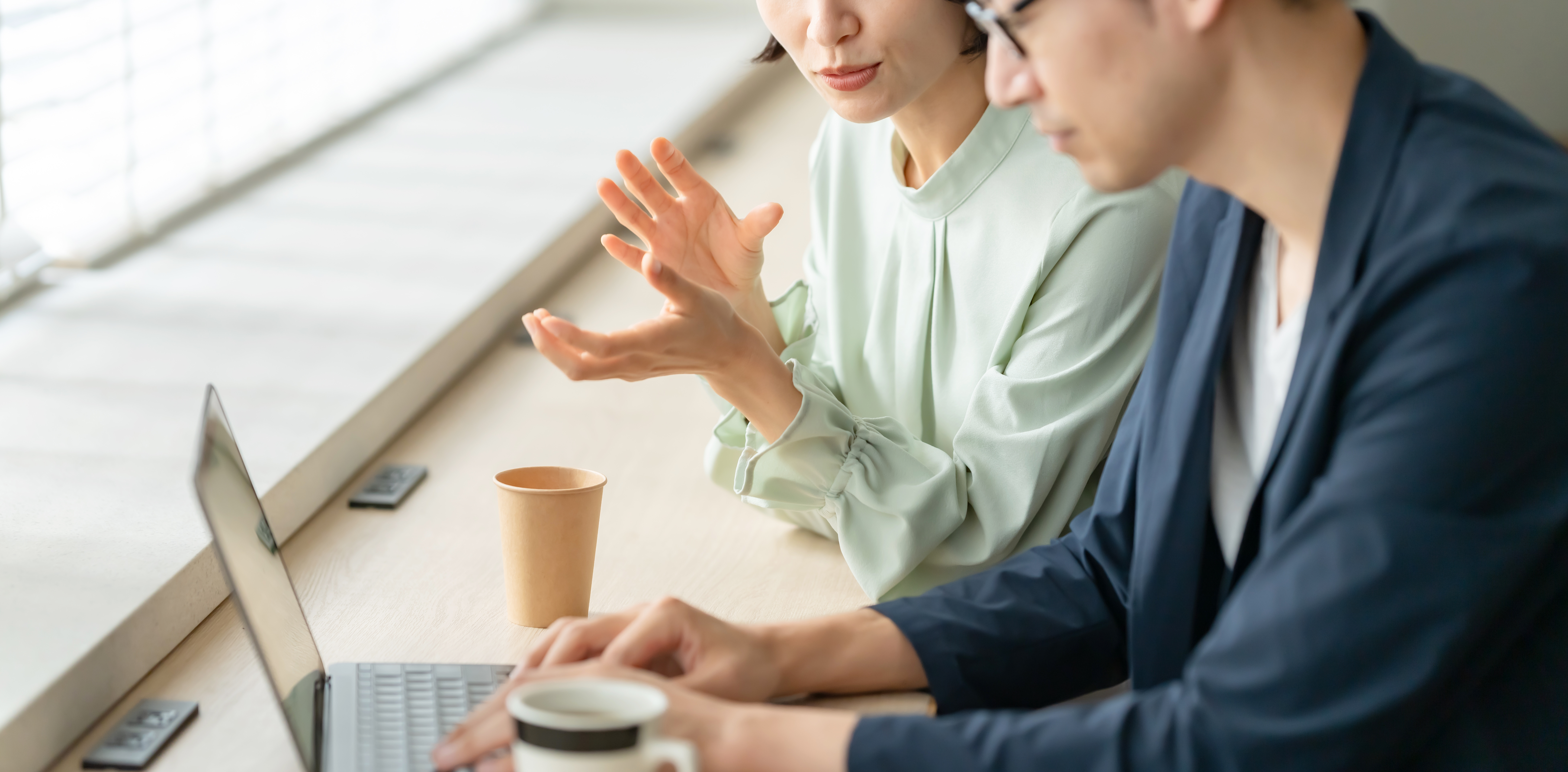 個人向けAI人材育成でノートPCを前に対話する様子